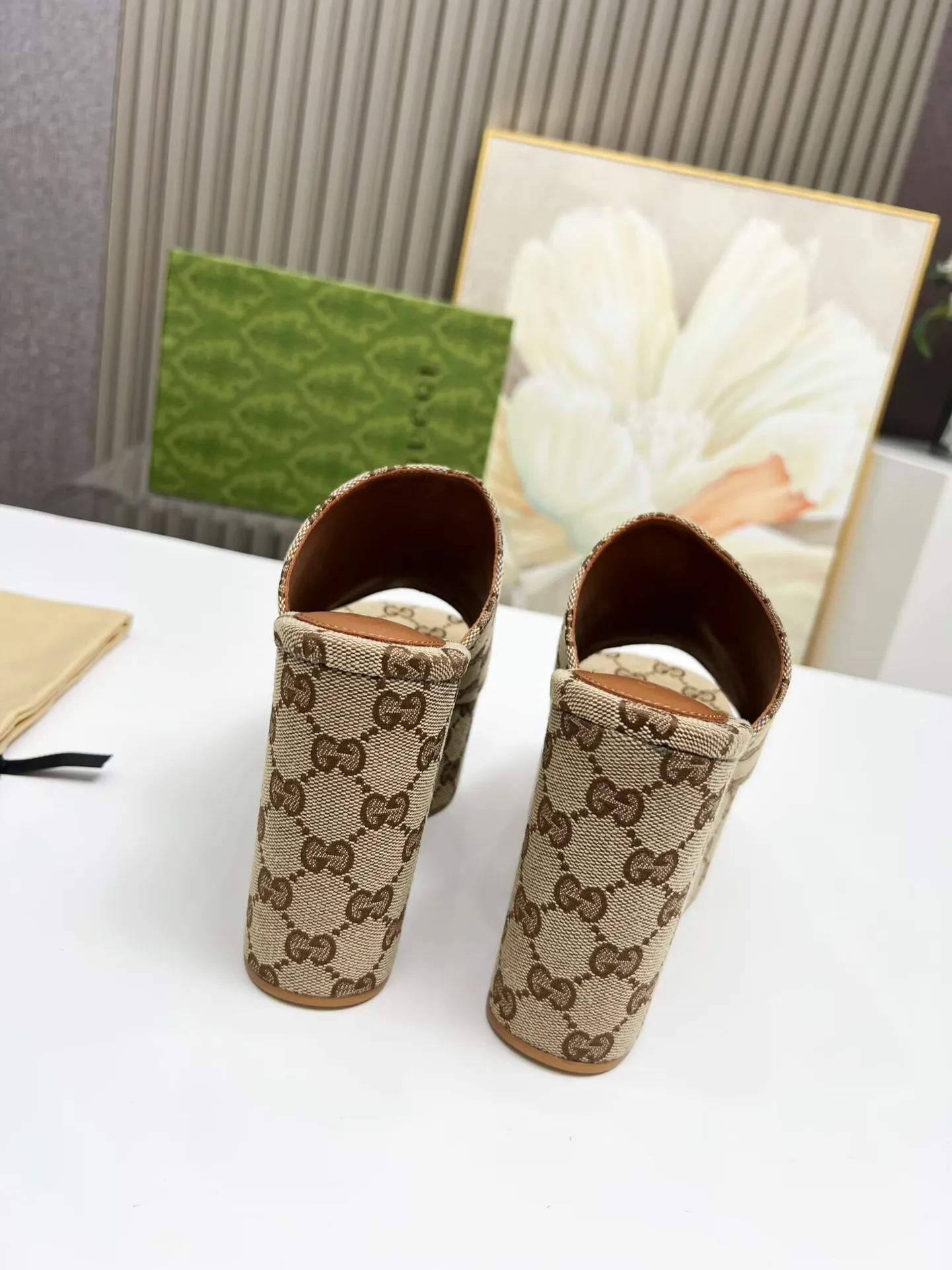 👟👟Ex-factory price 440👟👟 Gucci's new slippers, fashionable, high-end and full of personality✅ Very stable, comfortable and durable for daily use, convenient and unique for daily matching, a must-have classic for summer, the upper uses GUCCI brand buckles Inner/foot pads: sheepskin Platform height: 11cm Color: black, brown Size: 35-42 (41, 42 need to be customized) Packing: Comes with cloth bag cards.